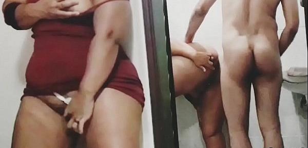  Escondi a câmera pra flagrar minha cunhada me observando transar com a irmã dela mas a safada queria me dar também ainda pediu pra eu foder o cuzinho